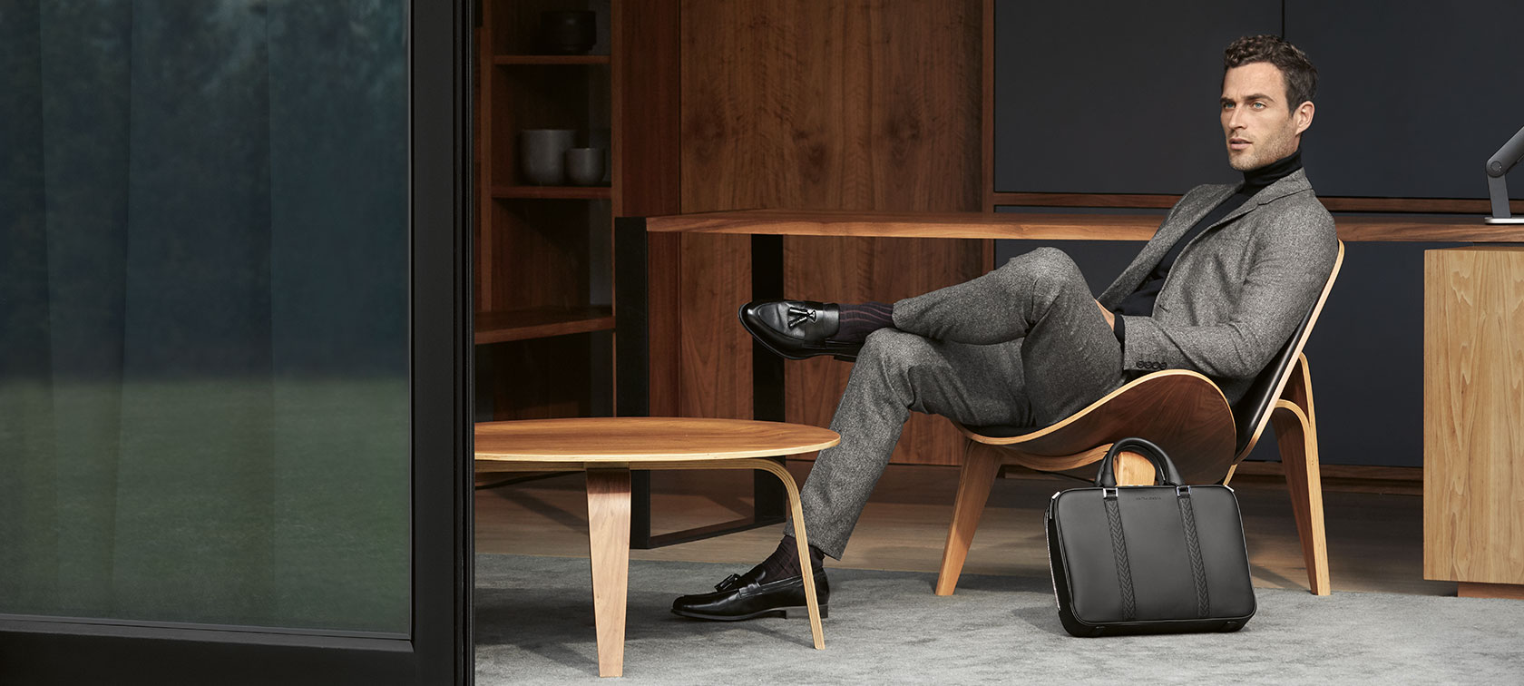 Mann mit BMW Lifestyle Iconic Dokumententasche. Mann mit BMW Lifestyle Iconic Dokumententasche.